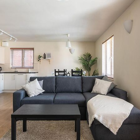 Spacious 2Br Flat - 2 Free Parking Spaces - Near Lgw Airport Кролей Экстерьер фото