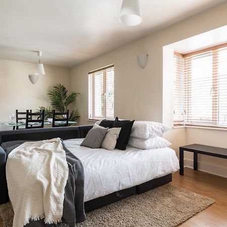 Spacious 2Br Flat - 2 Free Parking Spaces - Near Lgw Airport Кролей Экстерьер фото