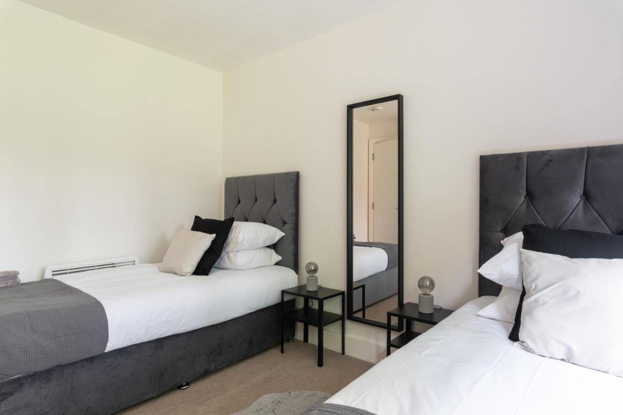 Spacious 2Br Flat - 2 Free Parking Spaces - Near Lgw Airport Кролей Экстерьер фото