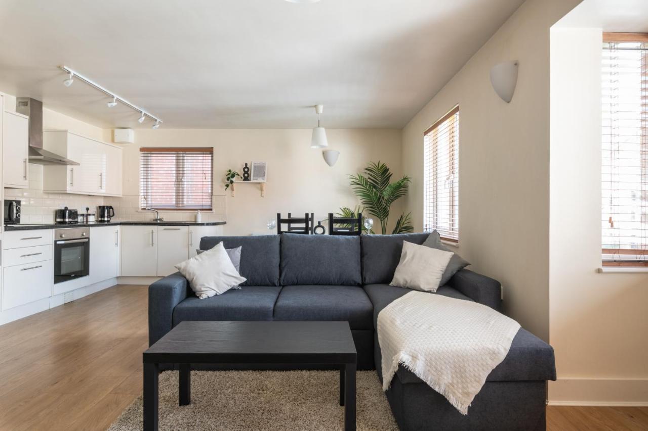 Spacious 2Br Flat - 2 Free Parking Spaces - Near Lgw Airport Кролей Экстерьер фото
