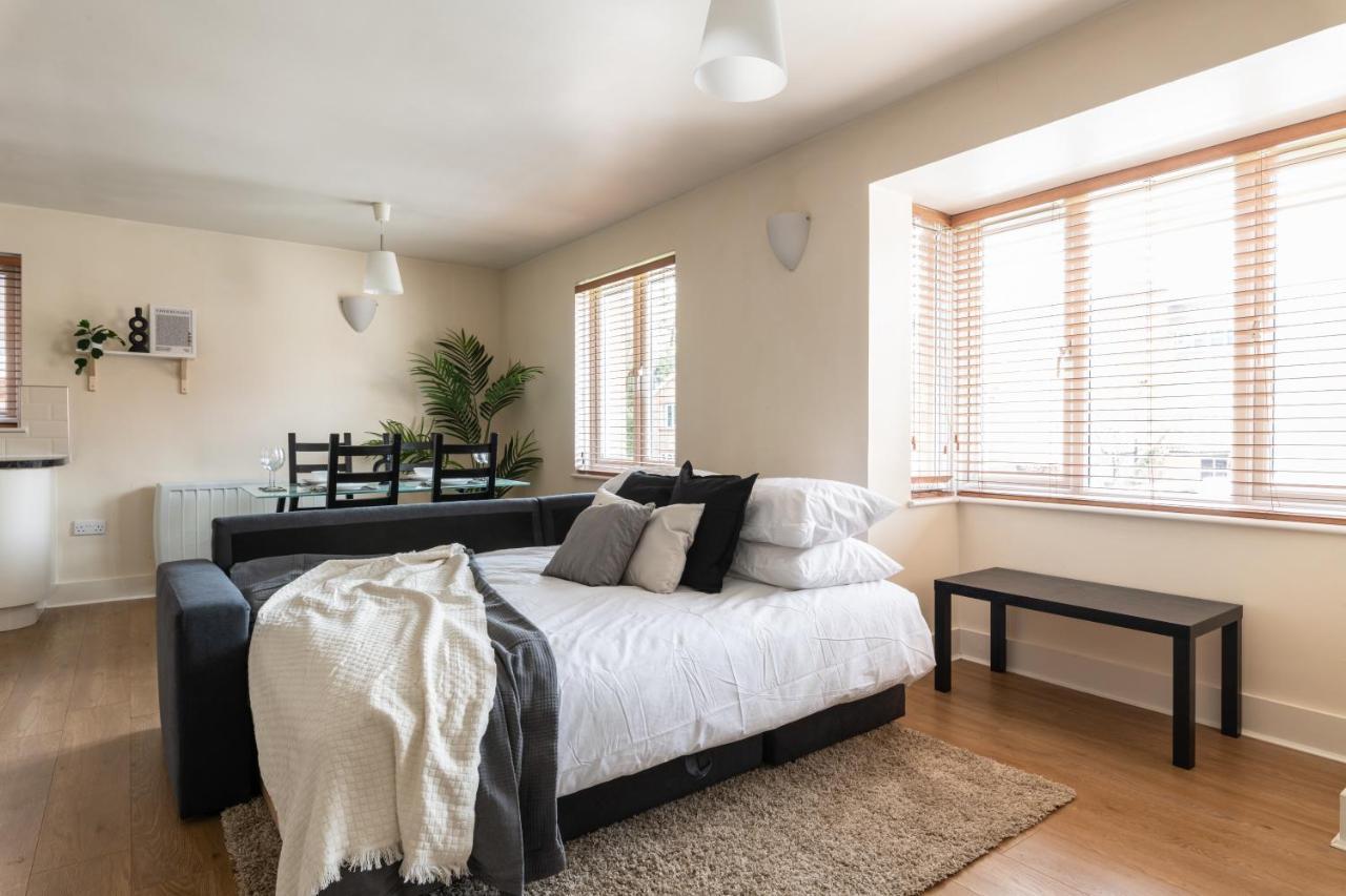 Spacious 2Br Flat - 2 Free Parking Spaces - Near Lgw Airport Кролей Экстерьер фото