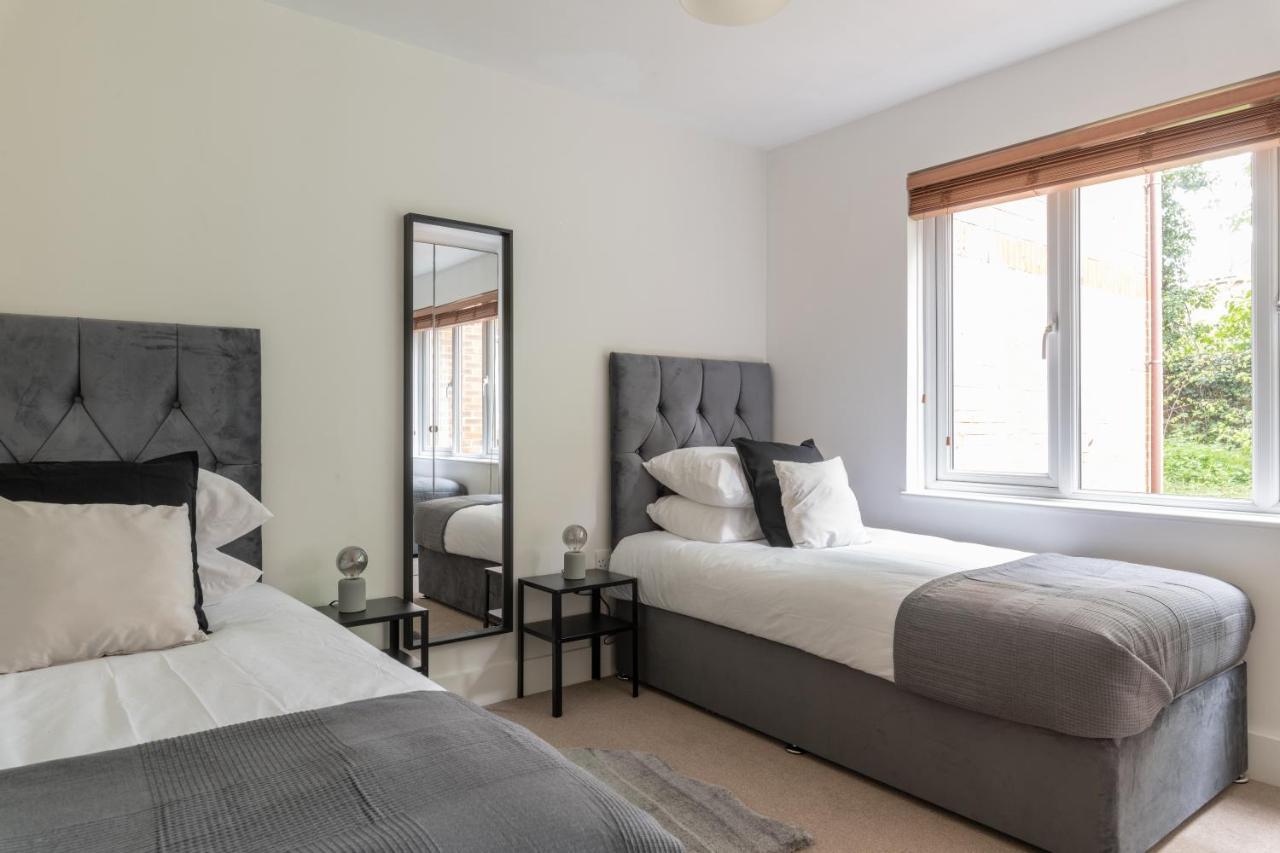 Spacious 2Br Flat - 2 Free Parking Spaces - Near Lgw Airport Кролей Экстерьер фото
