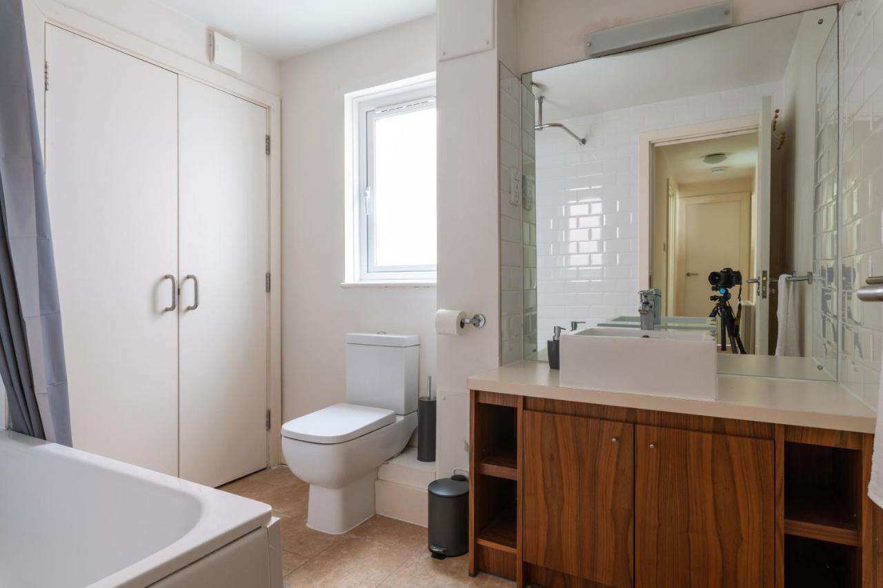Spacious 2Br Flat - 2 Free Parking Spaces - Near Lgw Airport Кролей Экстерьер фото