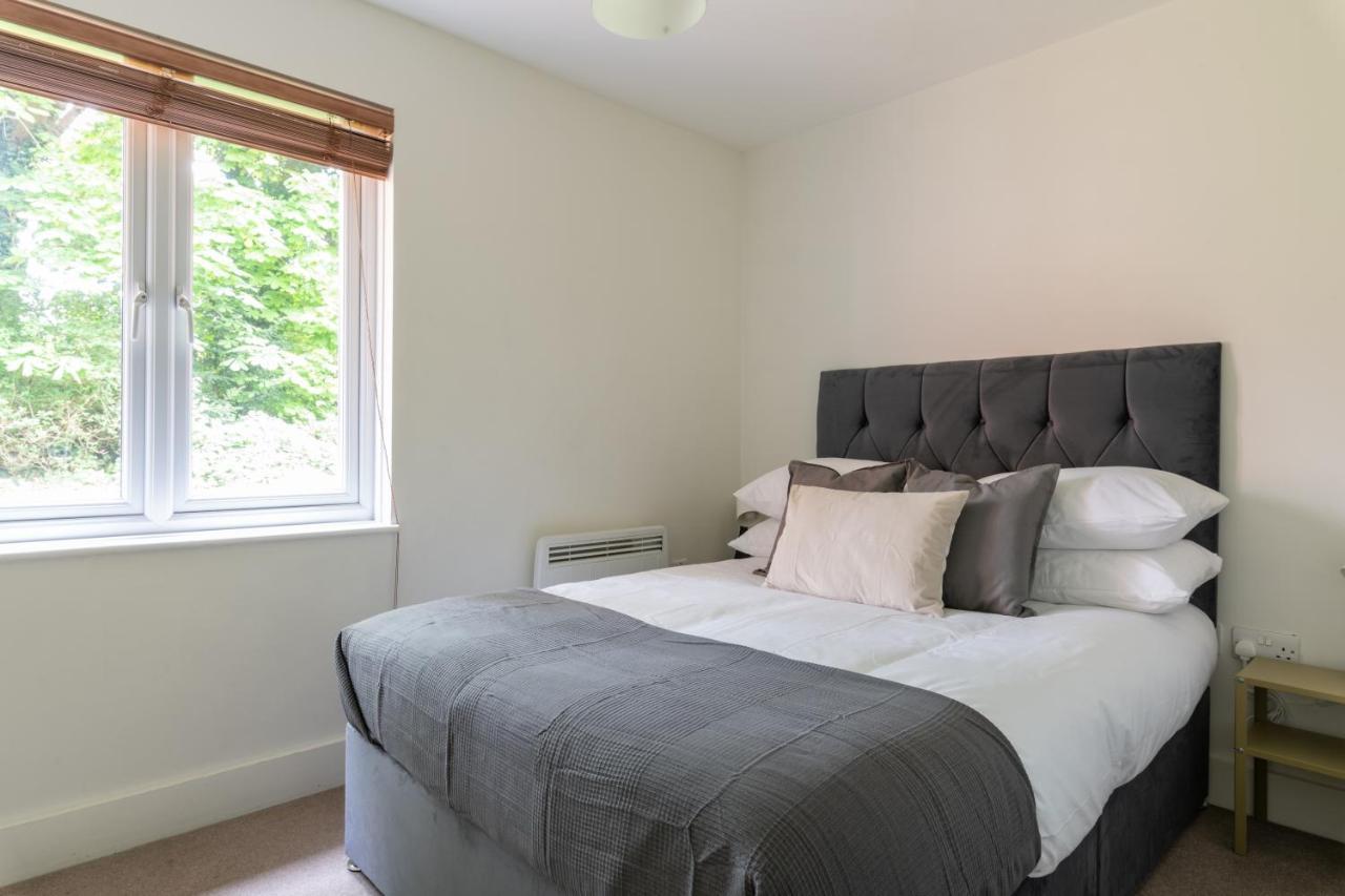 Spacious 2Br Flat - 2 Free Parking Spaces - Near Lgw Airport Кролей Экстерьер фото
